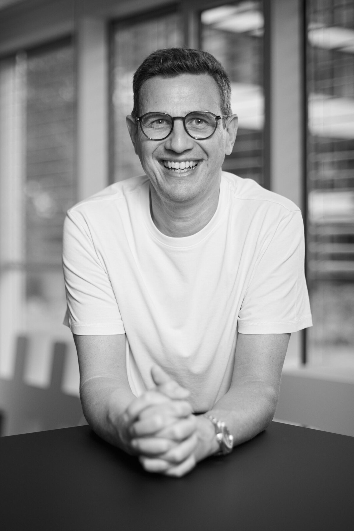 Benjamin Schmalzhaf lacht in die Kamera