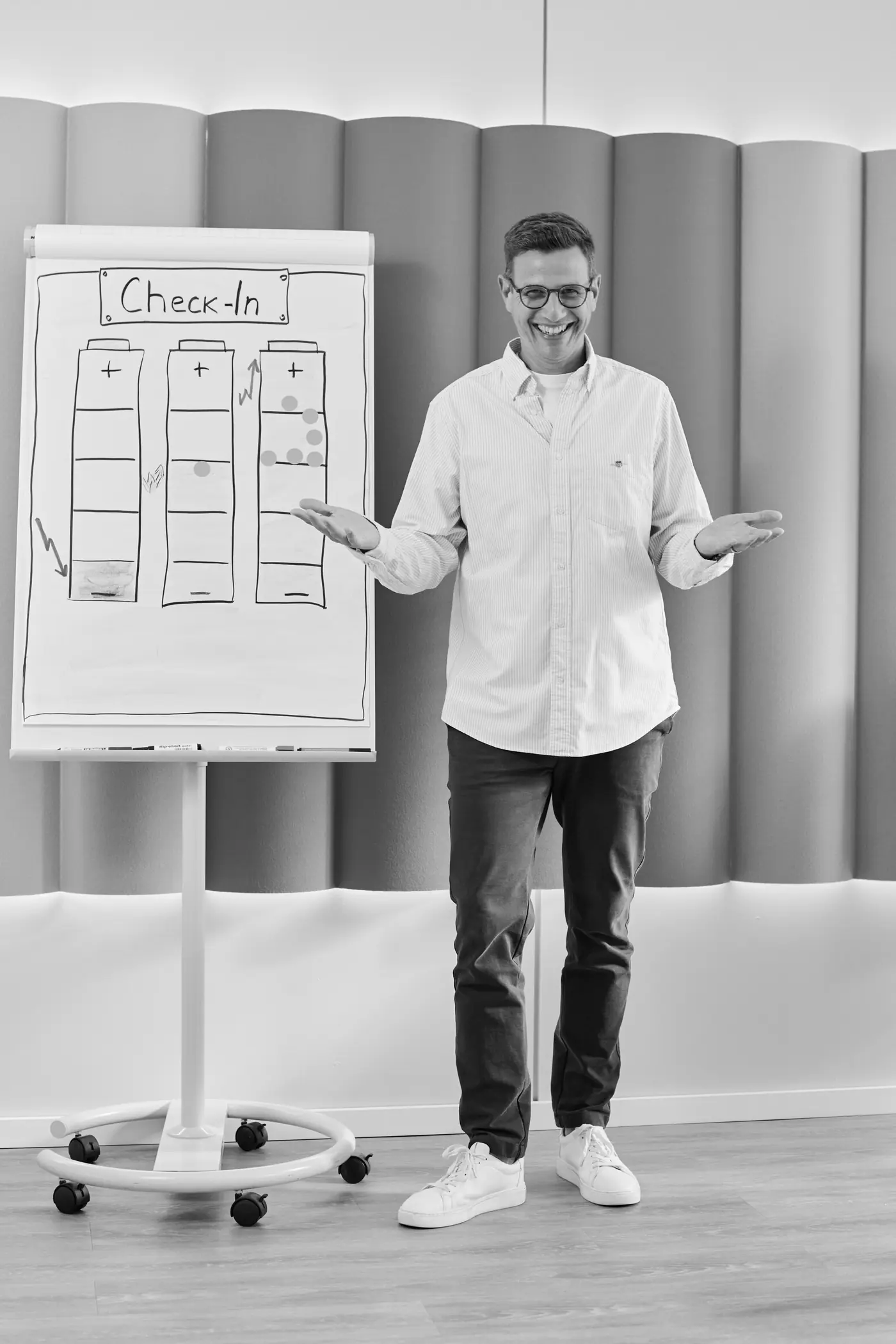 Benjamin Schmalzhaf vor einem Flipchart